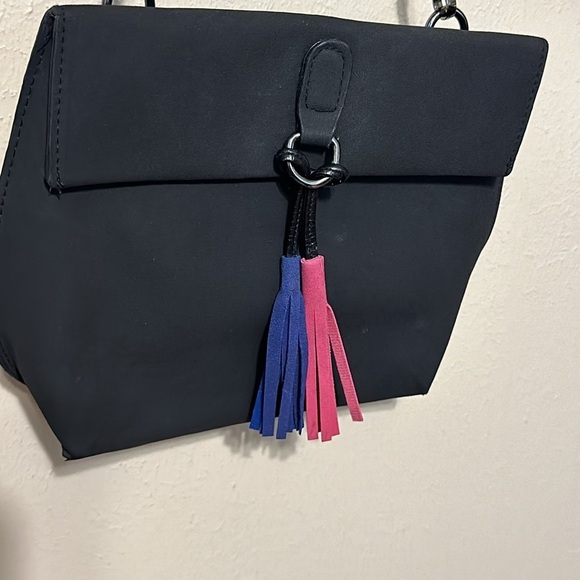 Threaded Pear Tassel Crossbody‎ Bag in Matte Black Adjustable Guitar Strap - Picture 2 of 7